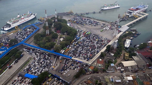 Pelabuhan Merak dipadati para pemudik (Foto:  ANTARA FOTO/Sigid Kurniawan)