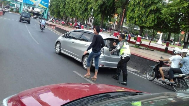 Polisi membantu mobil pemudik yang mogok. (Foto: Instagram @polreskudus)