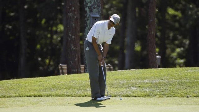 Obama sedang bermain golf. (Foto: Reuters/Kevin Lamarque)