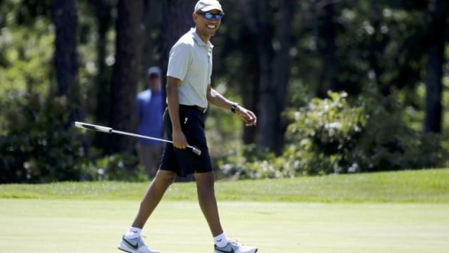 Obama bermain golf. (Foto: Reuters/Jonathan Ernst)