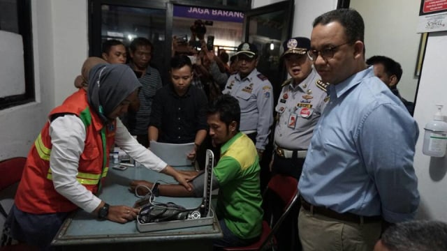 Anies melakukan sidak di Terminal Kampung Rambutan (Foto: Aditia Noviansyah/kumparan)