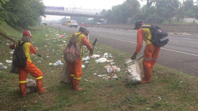 Petugas membersihkan sampah di jalan tol (Foto: Dok. Jasa Marga)