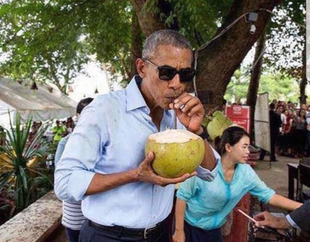 Obama minum es kelapa (Foto: Dok. Istimewa)