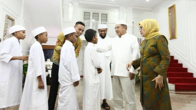 Jusuf Kalla menerima anak yatim di rumah dinas. (Foto: Dok. Jubir Wapres Hussain Abdullah. )