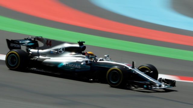 Lewis Hamilton di lintasan GP Azerbaijan. (Foto: David Mdzinarishvili/Reuters)