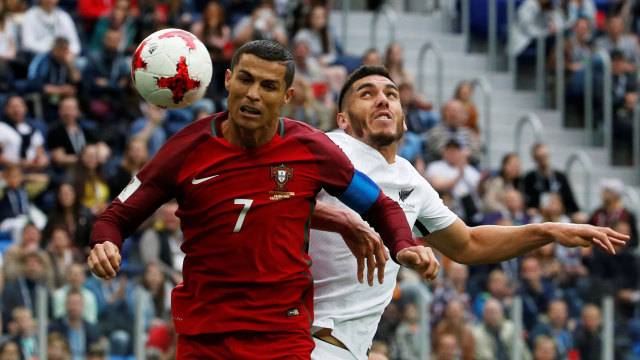 Ronaldo berduel memperebutkan bola. (Foto: Grigory Dukor/Reuters)