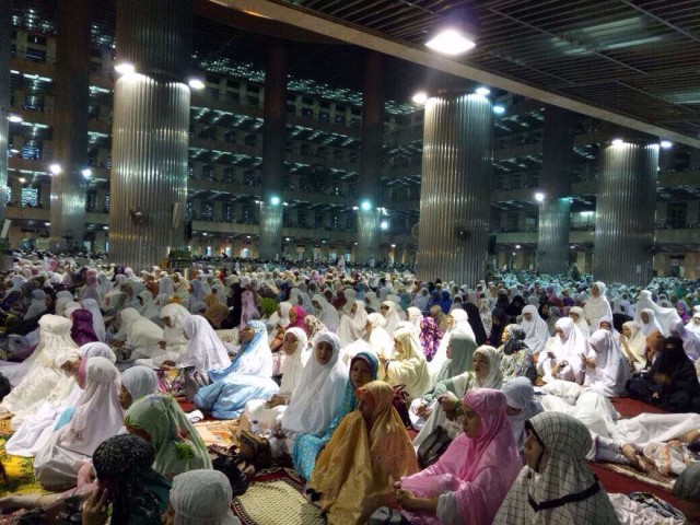 Suasana salat Ied di masjid Istiqlal. (Foto: Nicha Muslimawati/kumparan)