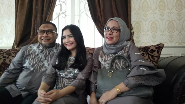 Prilly Latuconsina bersama ayah dan bunda