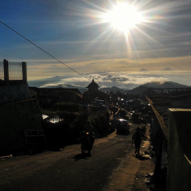 Pemandangan dari basecamp Bambangan Gunung Slamet. (Foto: Naufal Abdurrasyid/kumparan)
