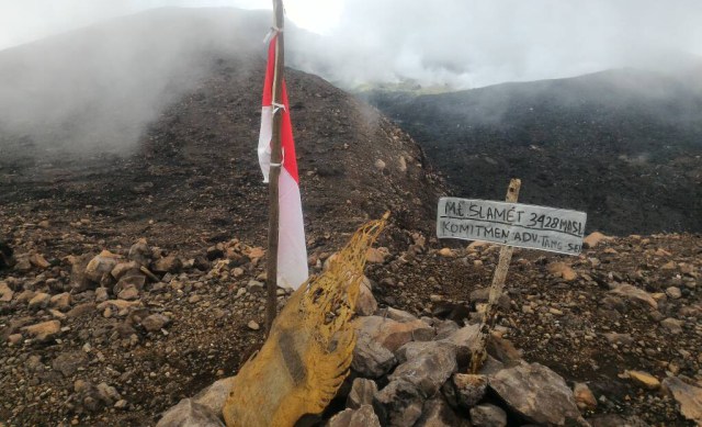 Replika wayang di puncak Gunung Slamet. (Foto: Naufal Abdurrasyid/kumparan)