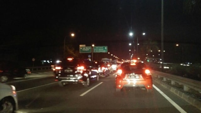 Kemacetan di Tol Jatiasih. (Foto: Aditia Noviansyah/kumparan)