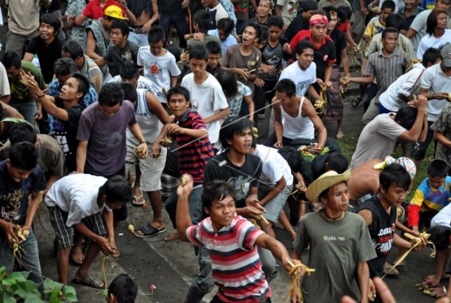 Perang Topat Lombok Barat Foto: Antarafoto/Ahmad Subaidi