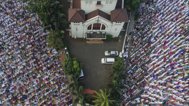 Gereja Koinonia dipadati jemaah yang Salat Ied. (Foto: Sigid Kurniawan/Antara)
