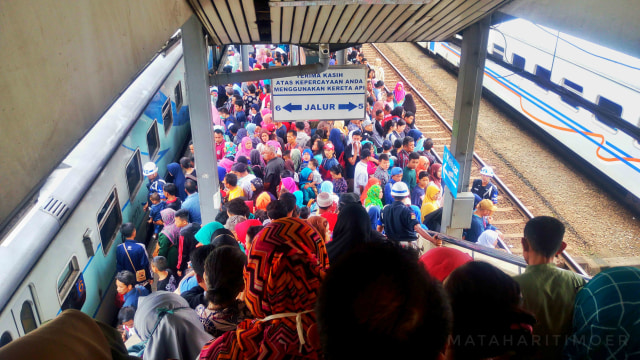 Melihat Warga Jakarta Berlebaran Naik Kereta (2)