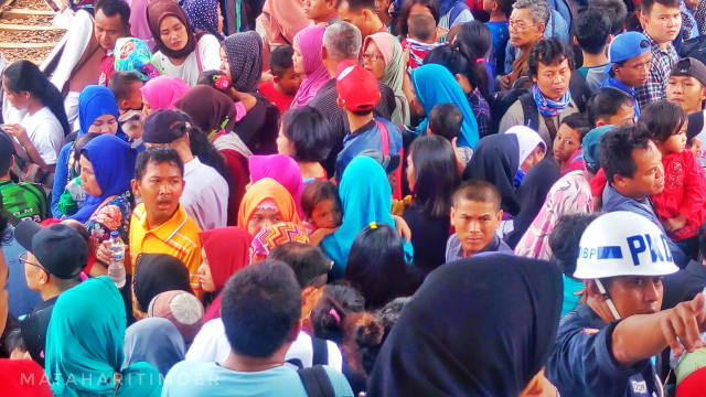 Melihat Warga Jakarta Berlebaran Naik Kereta (3)