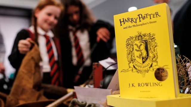 Buku Harry Potter dengan lambang Hufflepuff. Foto: Eddie Keogh/Reuters