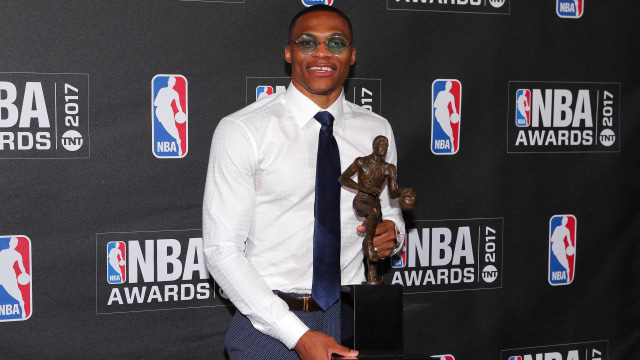 Westbrook dengan trofi NBA MVP musim ini. Foto: Reuters