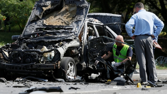 Ilustrasi mobil hancur kena bom. Foto: Reuters/Valentyn Ogirenko