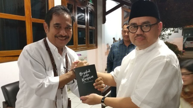 Sudirman Said memberikan kenang-kenangan buku. (Foto: Dok. Istimewa)