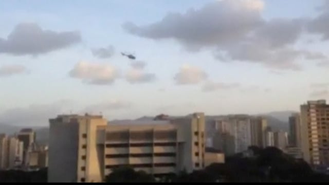 Helikopter di atas gedung MA Venezuela (Foto: Reuters)