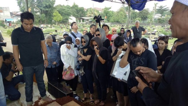 Pemakaman ibunda Miles dan Indra Lesmana (Foto: Johanes Hutabarat/kumparan)
