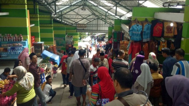 Jalan menuju Masjid dan Makam Sunan Muria. (Foto: Indra/kumparan)