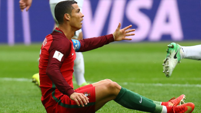 Ronaldo sedang terjatuh. (Foto: Reuters/Kai Pfaffenbach)