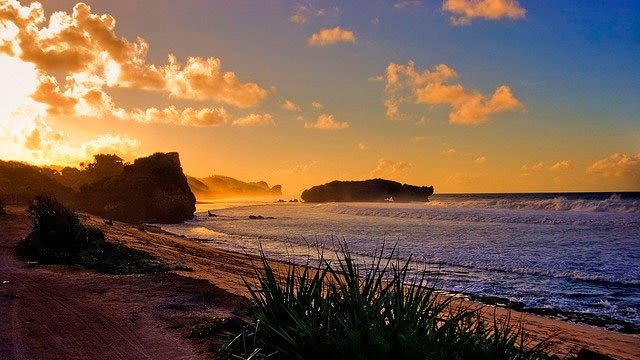 Cantiknya sunrise di Pantai Sundak. (Foto: initempatwisata.com)