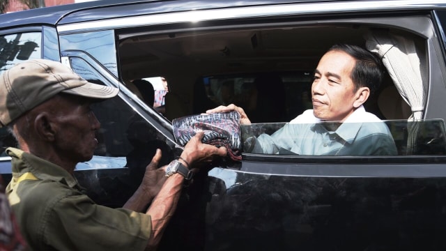 Jokowi bagi sembako dan sarung di Surakarta (Foto: Dok. Biro Setpres)