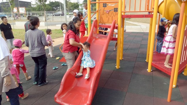 Orang tua membawa anak bermain di RPTRA Kalijodo. (Foto: Johanes Hutabarat/kumparan)