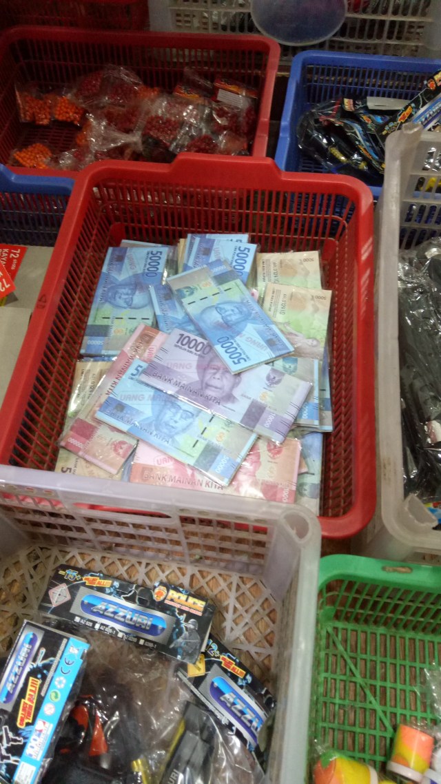 Uang mainan di pasar mainan. (Foto: Aria Pradana/kumparan)