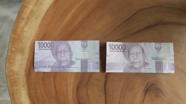 Perbandingan uang asli dan uang mainan. (Foto: Nur Syarifah Sa'diyah/kumparan)