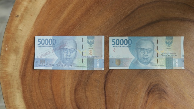 Perbandingan uang asli dan uang mainan. (Foto: Nur Syarifah Sa'diyah/kumparan)