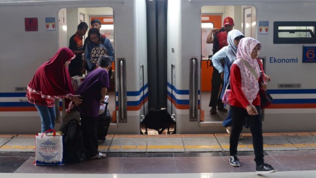 Arus balik kereta api h+4 di Stasiun Pasar Senen. (Foto: Fanny Kusumawardhani/kumparan)