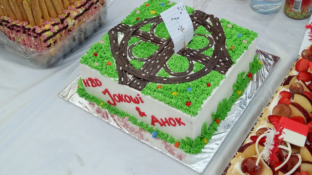 Kue ulang tahun untuk Ahok dan Jokowi. (Foto: Johanes Hutabarat/kumparan)