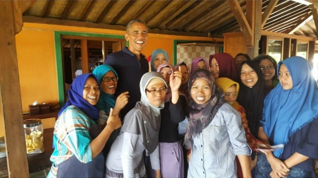 Obama bersama pegawai Bumi Langit (Foto: Instagram/ @bumilangit.official)