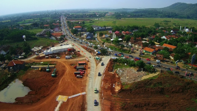 Arus balik di exit tol Gringsing, Batang, padat (Foto: ANTARA FOTO/Harviyan Perdana Putra)