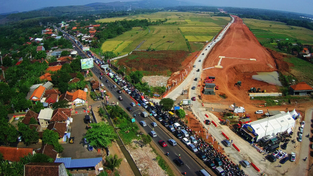 Situasi arus balik di pintu keluar tol Gringsing (Foto: ANTARA FOTO/Harviyan Perdana Putra)