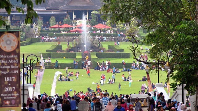 Wisatawan di Kebun Raya Bogor (Foto: ANTARA FOTO/Arif Firmansyah)