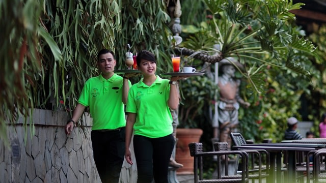 Pelayan di Grand Garden Resto (Foto: grandgardenresto.com)