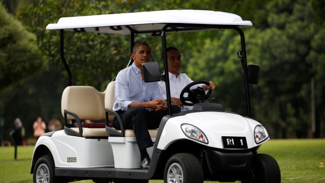 Obama dan Jokowi berkeliling Istana Bogor (Foto: Reuters/Agoes Rudianto)