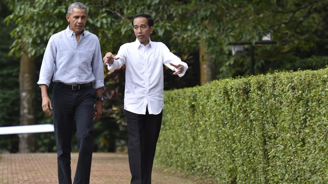 Jokowi dan Obama berkeliling Istana Bogor (Foto: Antara/Puspa Perwitasari)