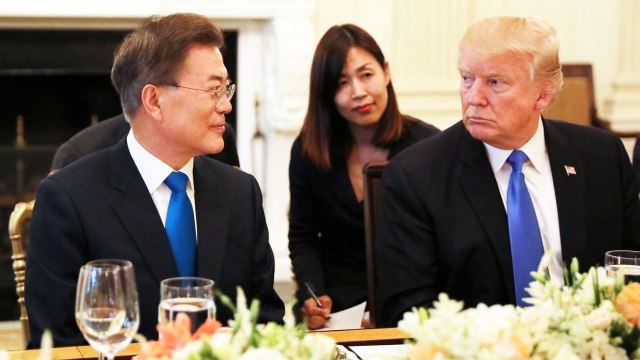 Moon Jae-in dan Donald Trump. (Foto: REUTERS/Carlos Barria)