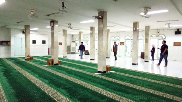 Suasana di Masjid Falatehan. (Foto: Kevin Kurnianto/kumparan)