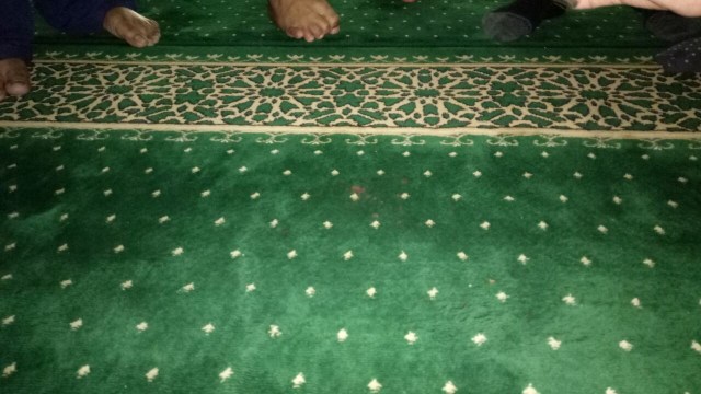 Bercak darah yang masih ada di Masjid Falatehan (Foto: Kevin Kurnianto/kumparan)