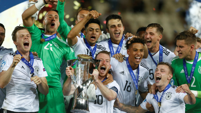 Jerman U-21 bersama trofi mereka. (Foto: Kacper Pempel/Reuters)