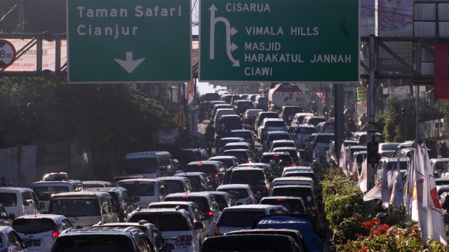 Kemacetan Jalur Puncak. (Foto: Antara/Yulius Satria Wijaya)