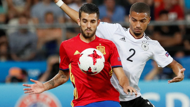 Ceballos tengah berebut bola dengan Toljan. (Foto: Reuters/Andrzej Iwanczuk)