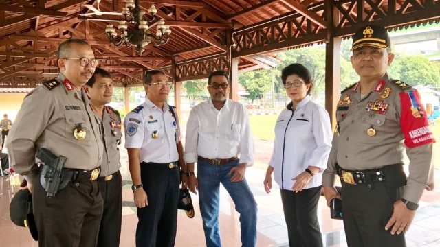 Irjen Setyo Wasisto Kantongi Pistol (kiri) (Foto: Dok. Istimewa)