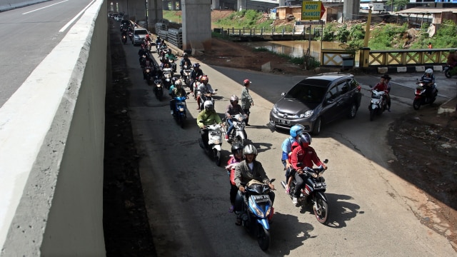 Arus Balik Pemudik Sepeda Motor di Kalimalang (Foto: Antara/Galih Pradipta)